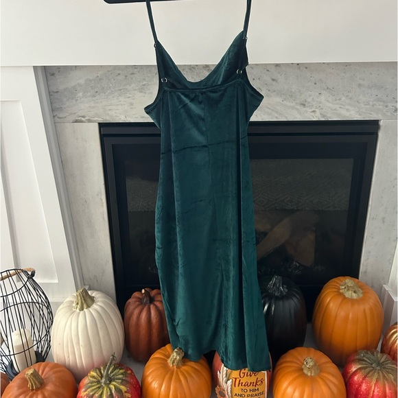 NWOT Gorgeous Green Velvet Cocktail Dress - Picture 2 of 5